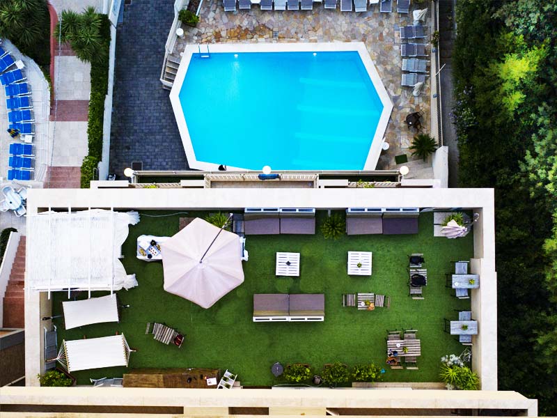 La terrazza wellness e la piscina