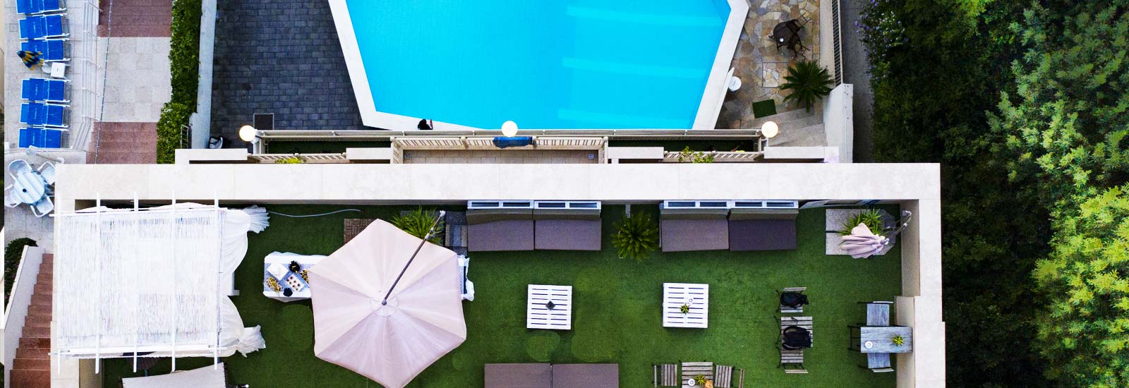 La terrazza wellness e la piscina