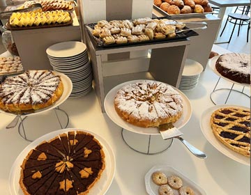 Kuchen und Donuts zum Frühstück