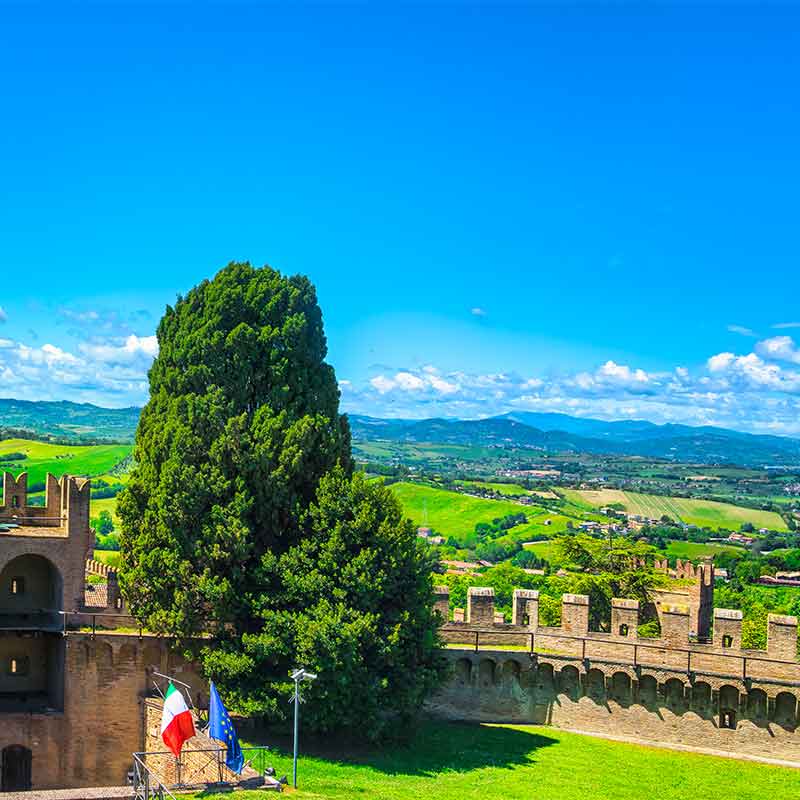 I camminamenti di ronda a Gradara, un panorama inaspettato per la Romagna