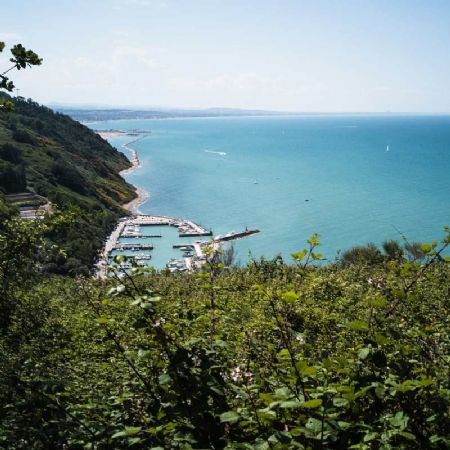 Baia Vallugola tra tramonti e leggende